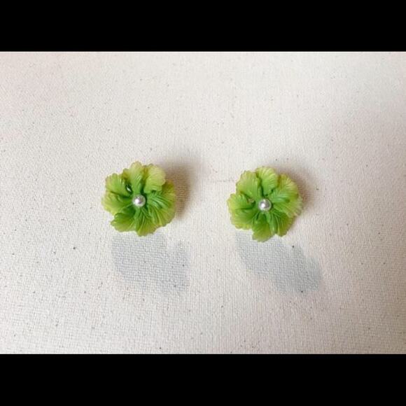 Vintage Green Flower with pearl statement earrings - Picture 3 of 9
